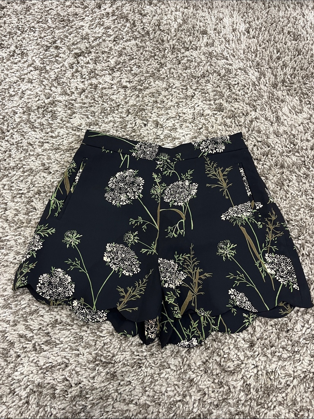 Wilfred Floral Scallop Hem Women's Shorts - Black